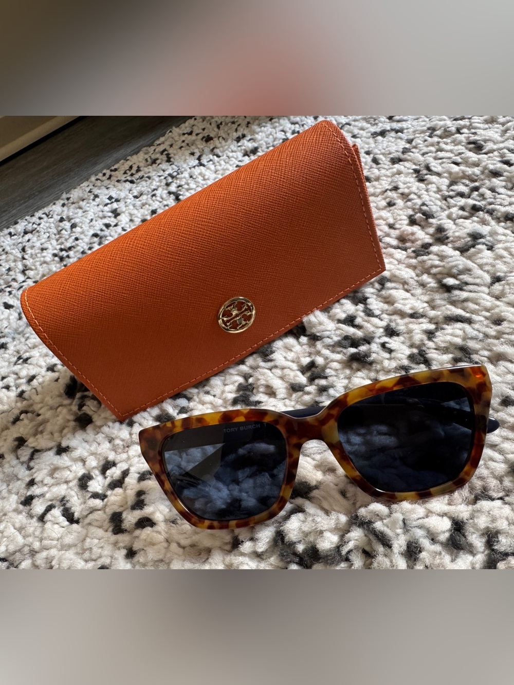 Tory Burch Orange Sunglasses Case with Tortoiseshell Frame Sunglasses